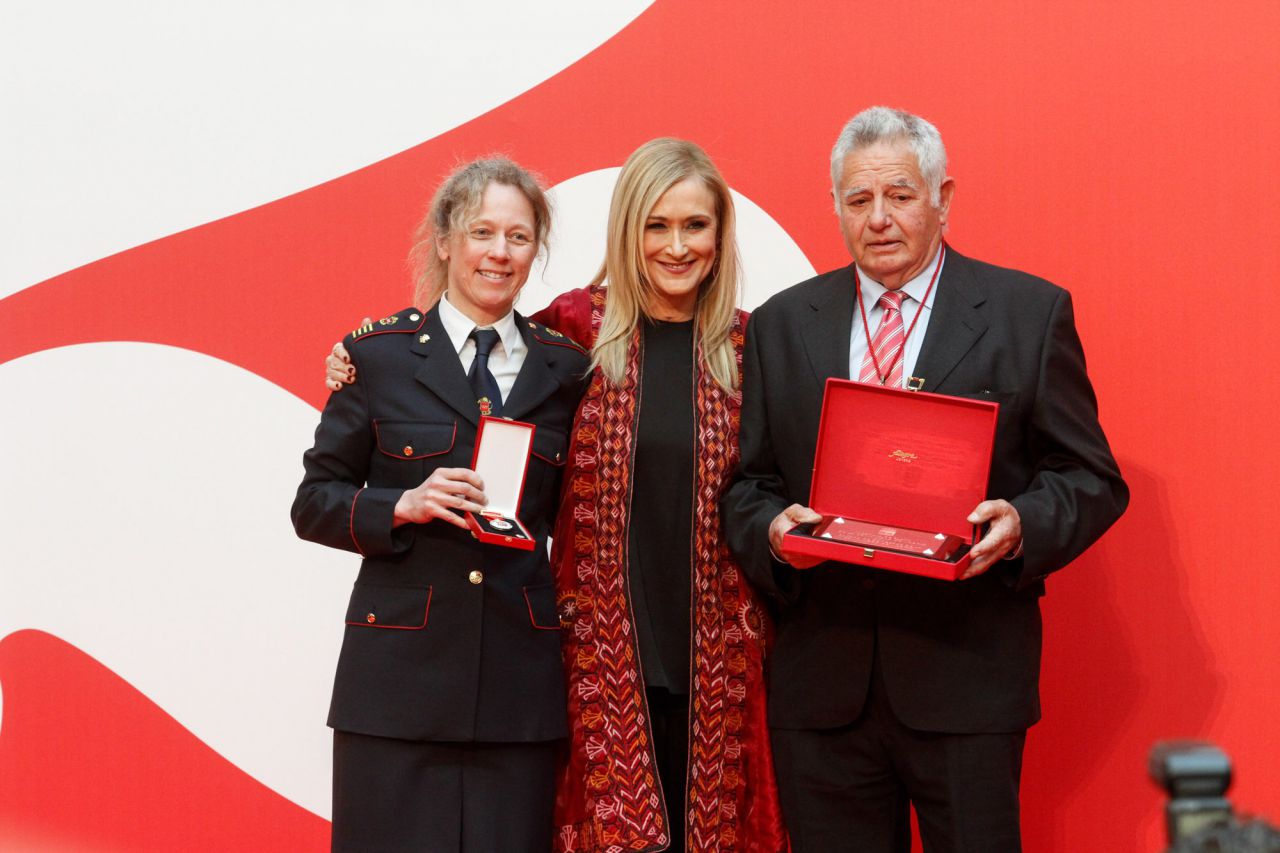 Cristina Cifuentes, José Luis Calle, primer Jefe del Servicio de Bomberos de la Comunidad de Madrid y Annika Coll, Jefa del Cuerpo de Bomberos de la Comunidad de Madrid.