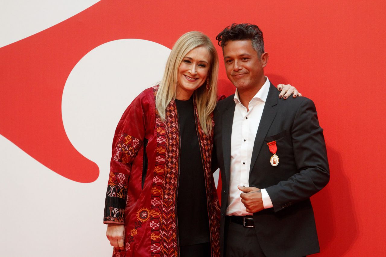 Cristina Cifuentes y Alejandro Sanz, medalla de oro