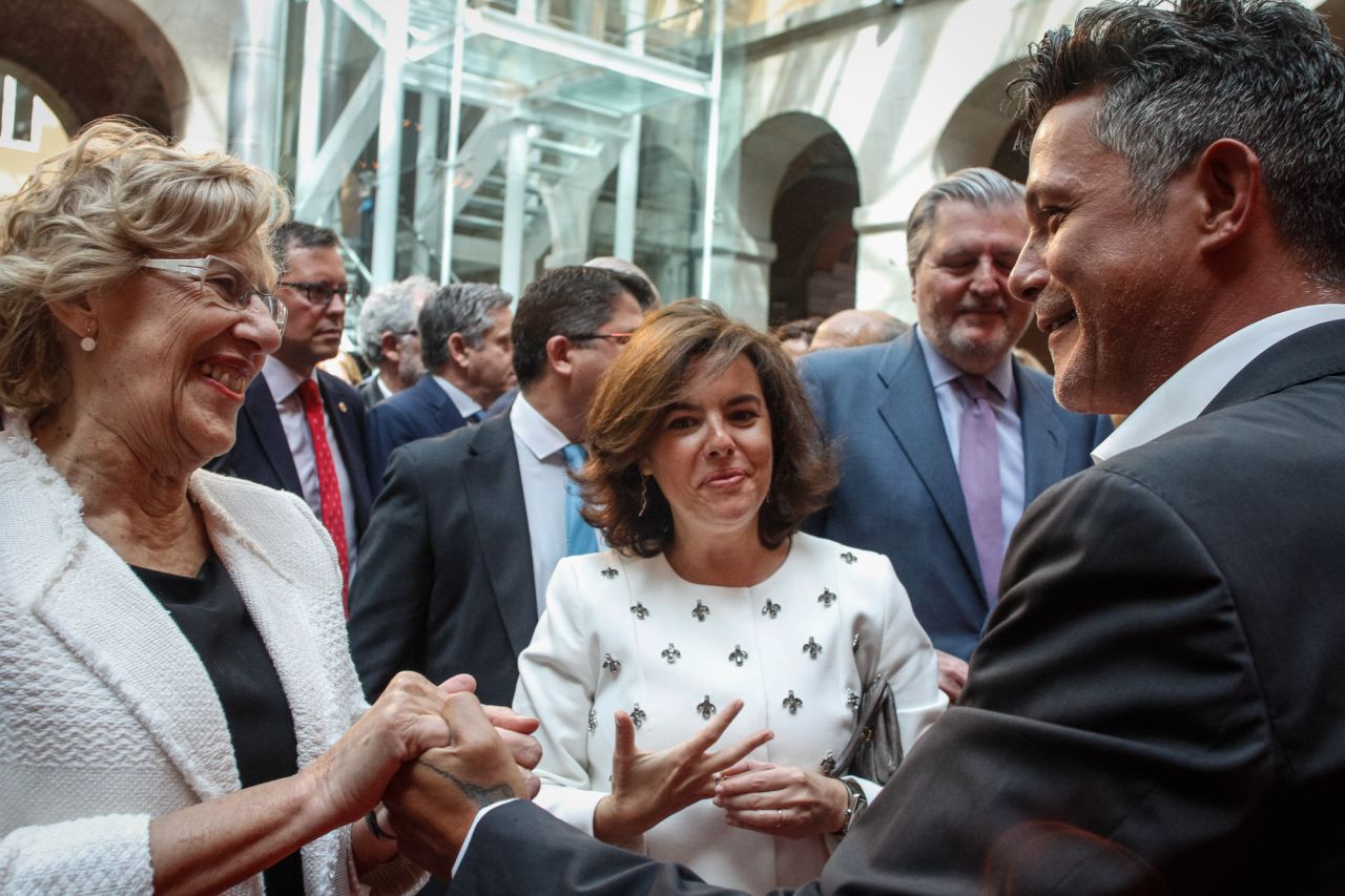 La alcaldesa de Madrid, Manuela Carmena y la vicepresidenta del Gobierno, Soraya Sáenz de Santamaría, saludan a Alejandro Sanz.