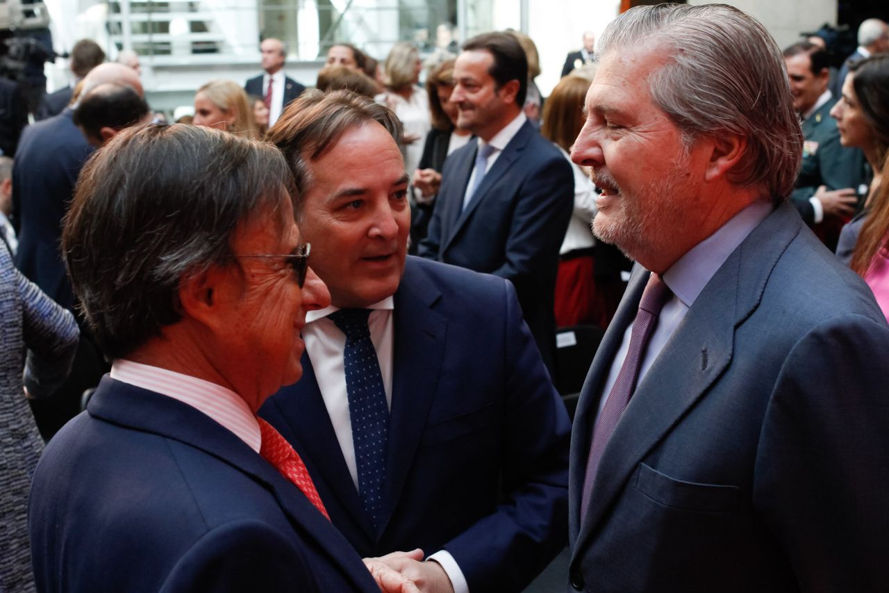 El alcalde de Alcobendas, Ignacio García de Vinuesa, junto al consejero de Medio AMbiente y Ordenación del Territorio, Jaime González Taboada, saludan al ministro de Educación y Cultura, Íñigo Méndez de Vigo.