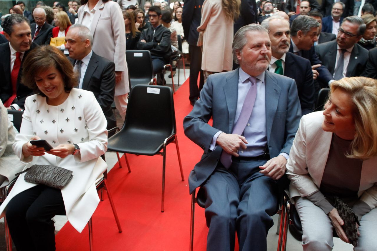 La vicepresidenta del gobierno, Soraya Sáenz de Santamaría, el ministro de Educación Cultura y Deporte, Íñigo Méndez de Vigo, junto a la delegada del gobierno, Concha Dancausa.