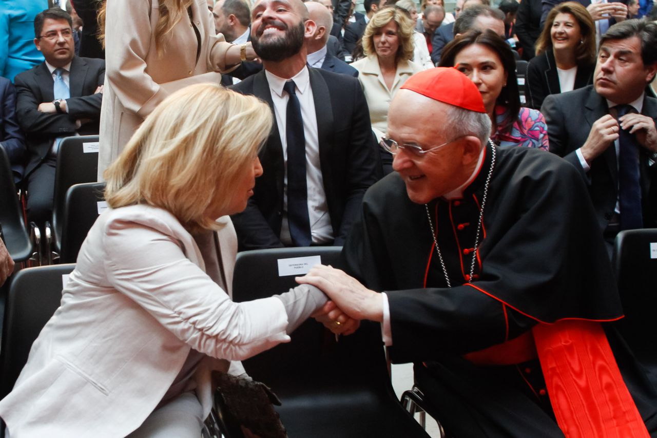 La delegada del gobierno, Concepción Dancausa, saluda al cardenal arzobispo de Madrid, Carlos Osoro.