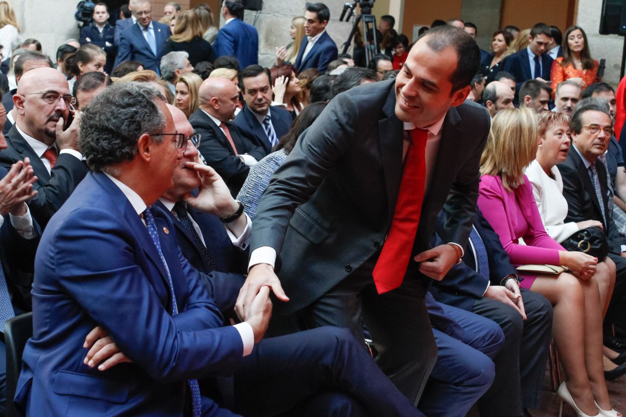 Ignacio Aguado, portavoz de Ciudadanos en la Asamblea de Madrid, saluda a Ángel Gabilondo y Enrique Ossorio.