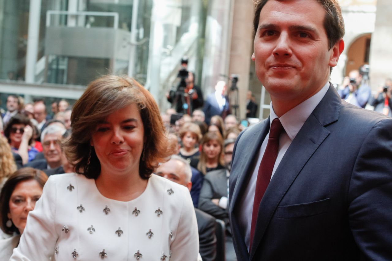 La vicepresidenta del gobierno, Soraya Sáenz de Santamaría, junto al presidente de Ciudadanos, Albert Rivera.