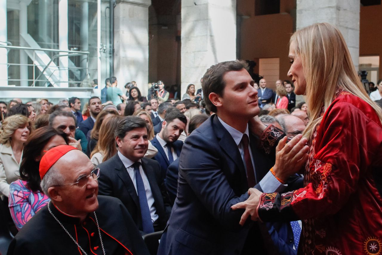Saludo entre Albert Rivera, presidente de Ciudadanos, y la presidenta de la Comunidad de Madrid, Cristina Cifuentes.