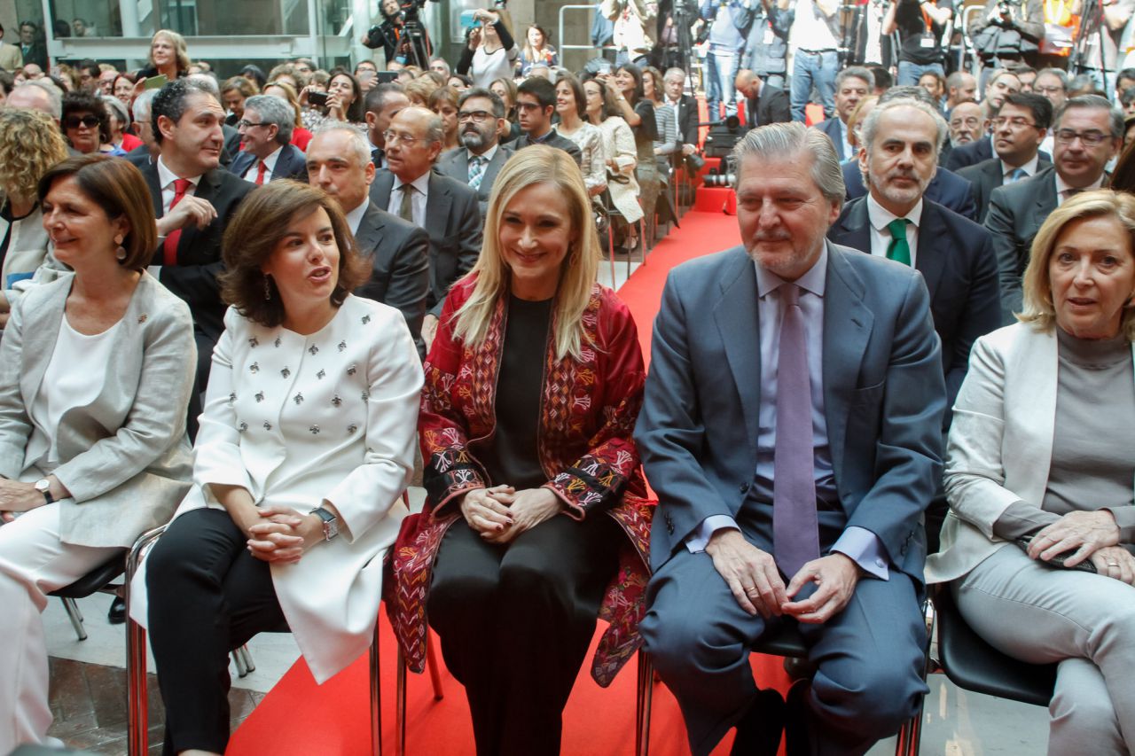 La presidenta de la Asamblea de Madrid, Paloma Adrados, junto a la vicepresidenta de gobierno, Soraya Sáenz de Santamaría, la presidenta de la Comunidad de Madrid, Cristina Cifuentes, el ministro de Educación, Cultura y Deporte, Íñigo Méndez de Vigo, y la delegada del Gobierno, Concepción Dancausa.