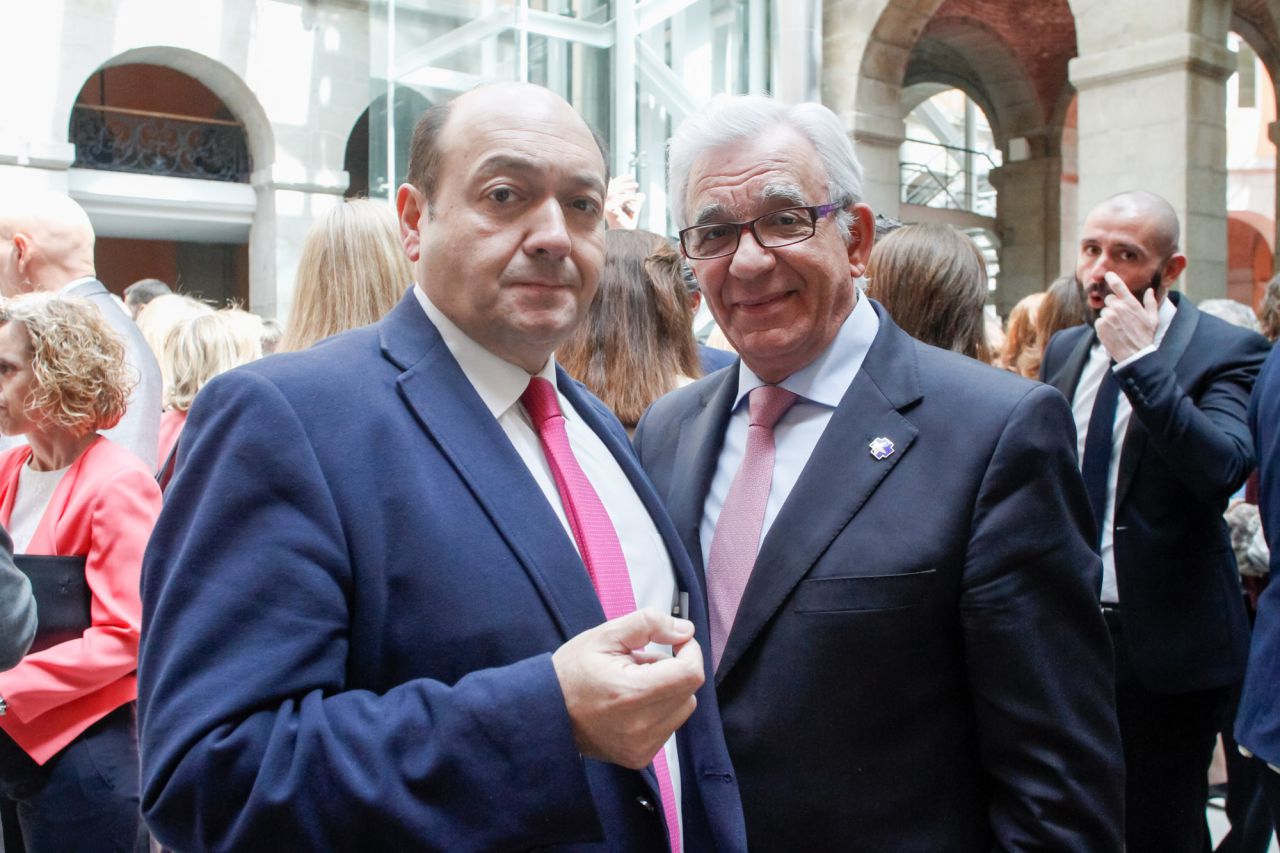 El presidente y editor de Madridiario, Constantino Mediavilla, junto al consejero de Sanidad de la Comunidad de Madrid, Jesús Sánchez Martos.