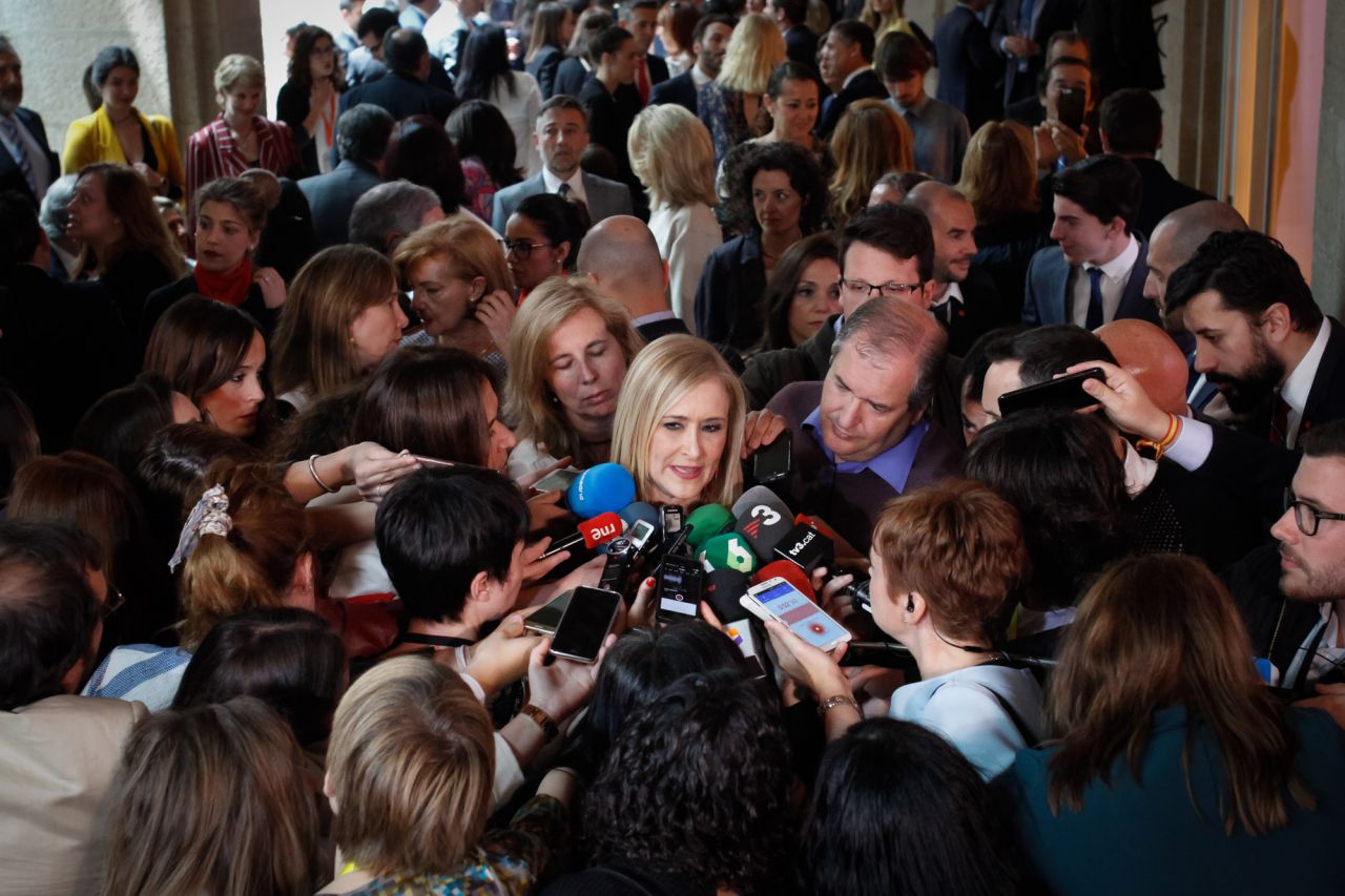 La presidenta de la Comunidad de Madrid, Cristina Cifuentes, atiende a los medios de comunicación.