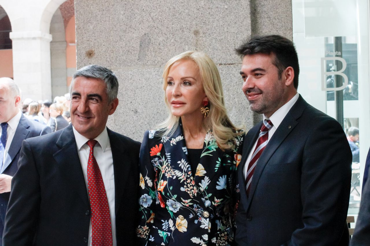 Carmen Lomana posa para una foto.