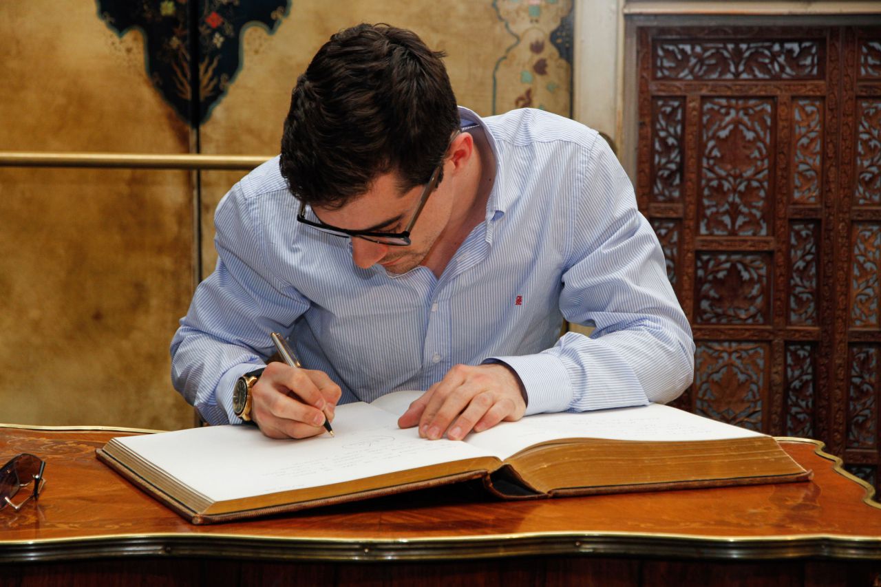 Firmando el libro de la Casa de Cera