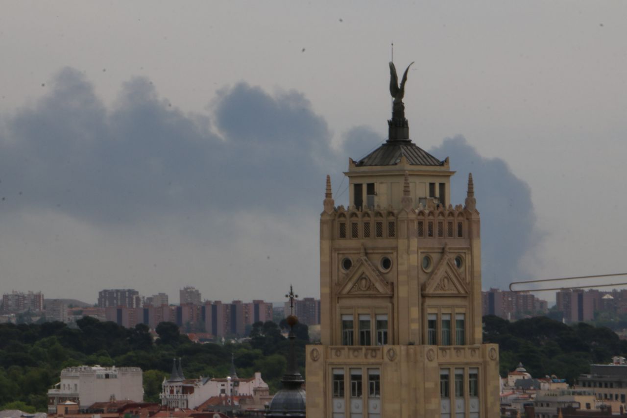 El humo del incendio de Arganda desde la Gran Vía.