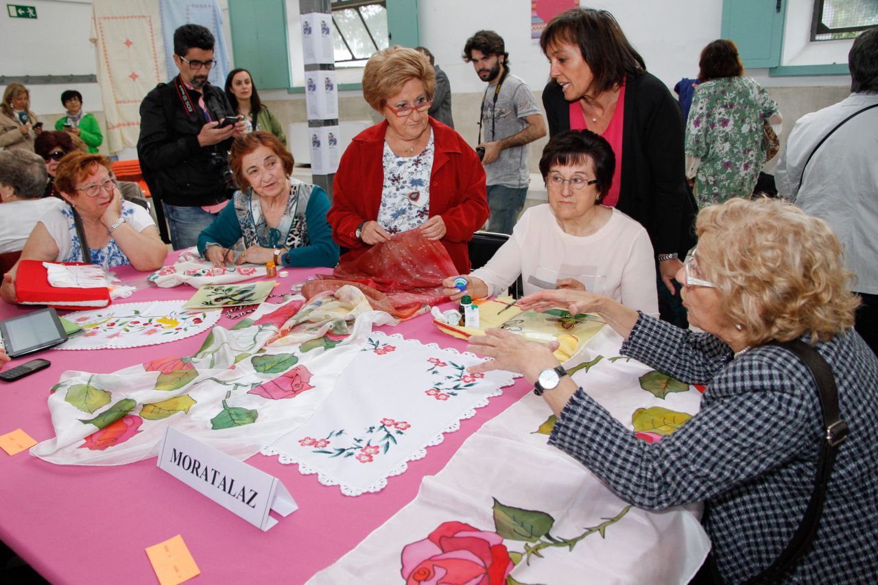 Carmena ha ido mesa por mesa para comentar su idea de realizar un mercadillo en el que las artistas puedan vender sus preoductos.