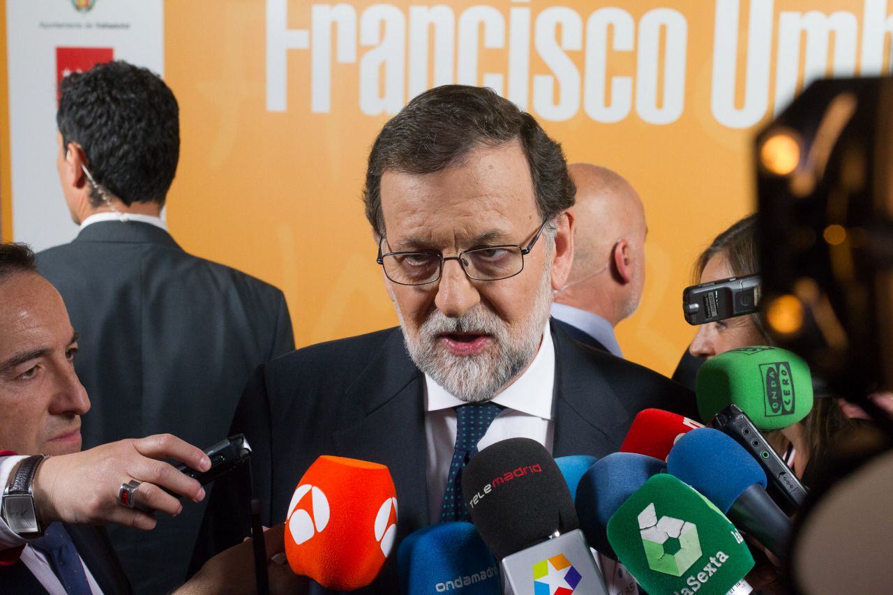 El presidente del Gobierno, Mariano Rajoy, atendiendo a los medios.