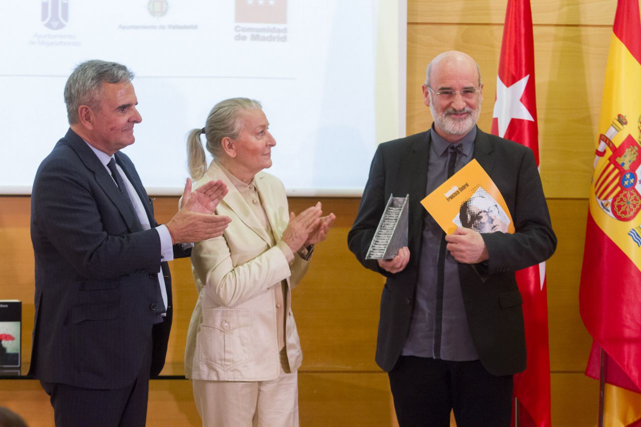 Fernando Aramburu, autor de 'Patria', recibiendo el premio.