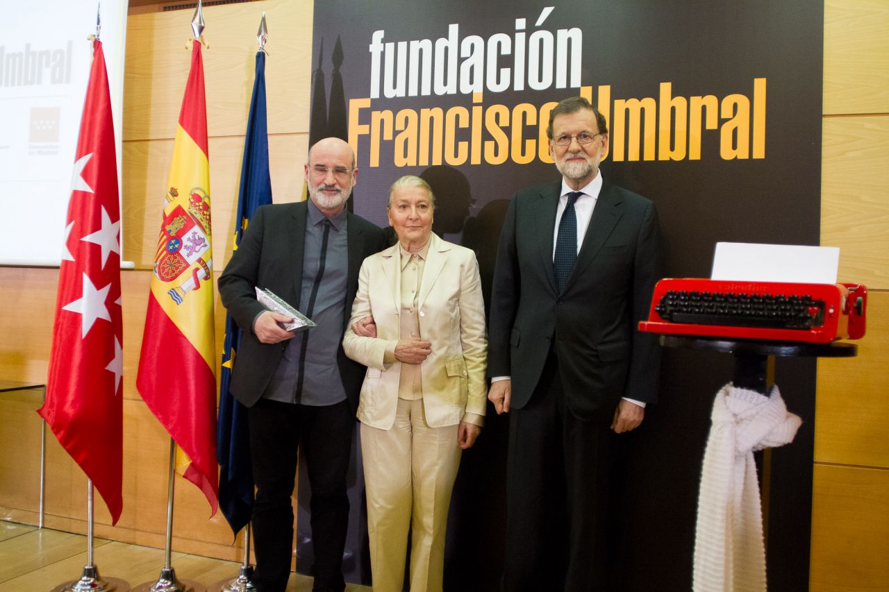 El presidente del Gobierno, Mariano Rajoy, ha asistido a la entrega del Premio Francisco Umbral al Libro del Año 2016, otorgado por unanimidad a 'Patria', de Fernando Aramburu.