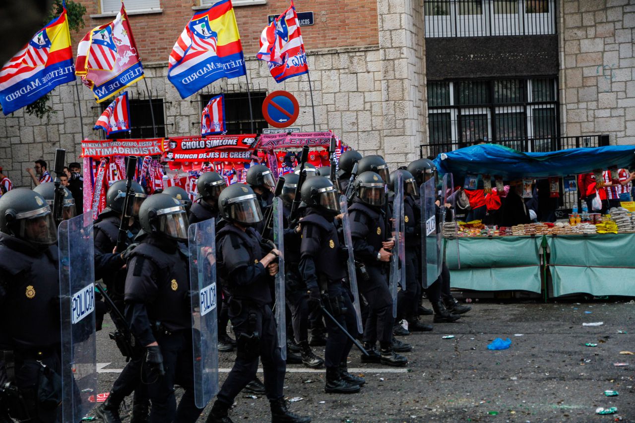 Los antidisturbios, en los aledaños del partido.