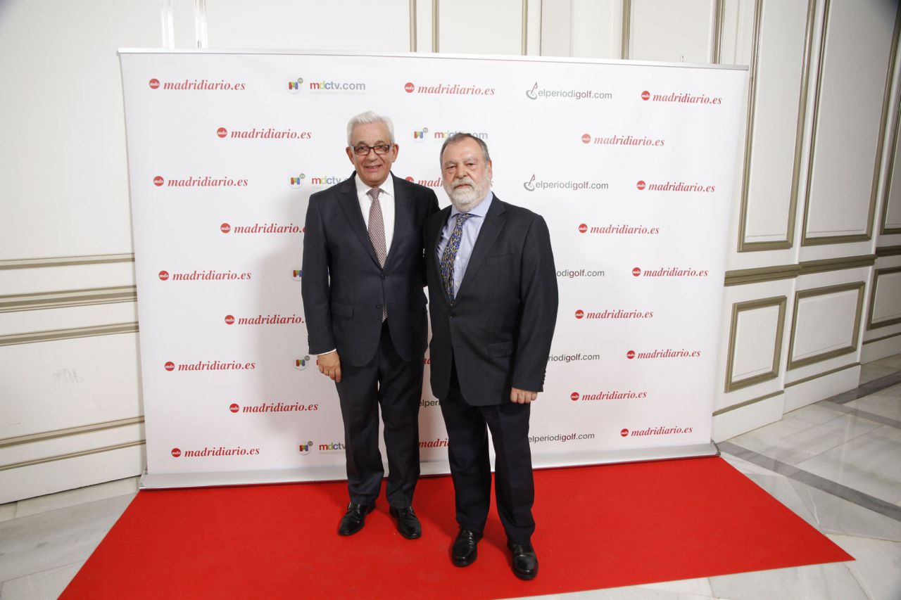 Jesús Sánchez Martos, consejero de Sanidad y José Brías en los premios
