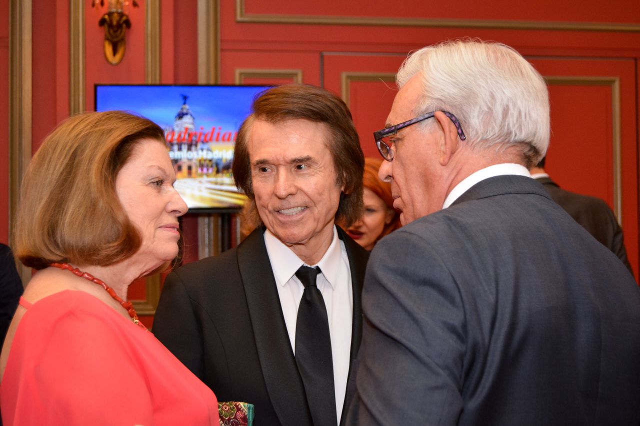Raphael, cantante, junto con su esposa, Natalia de Figueroa y el consejero de Sanidad, Jesús Sánchez Martos.