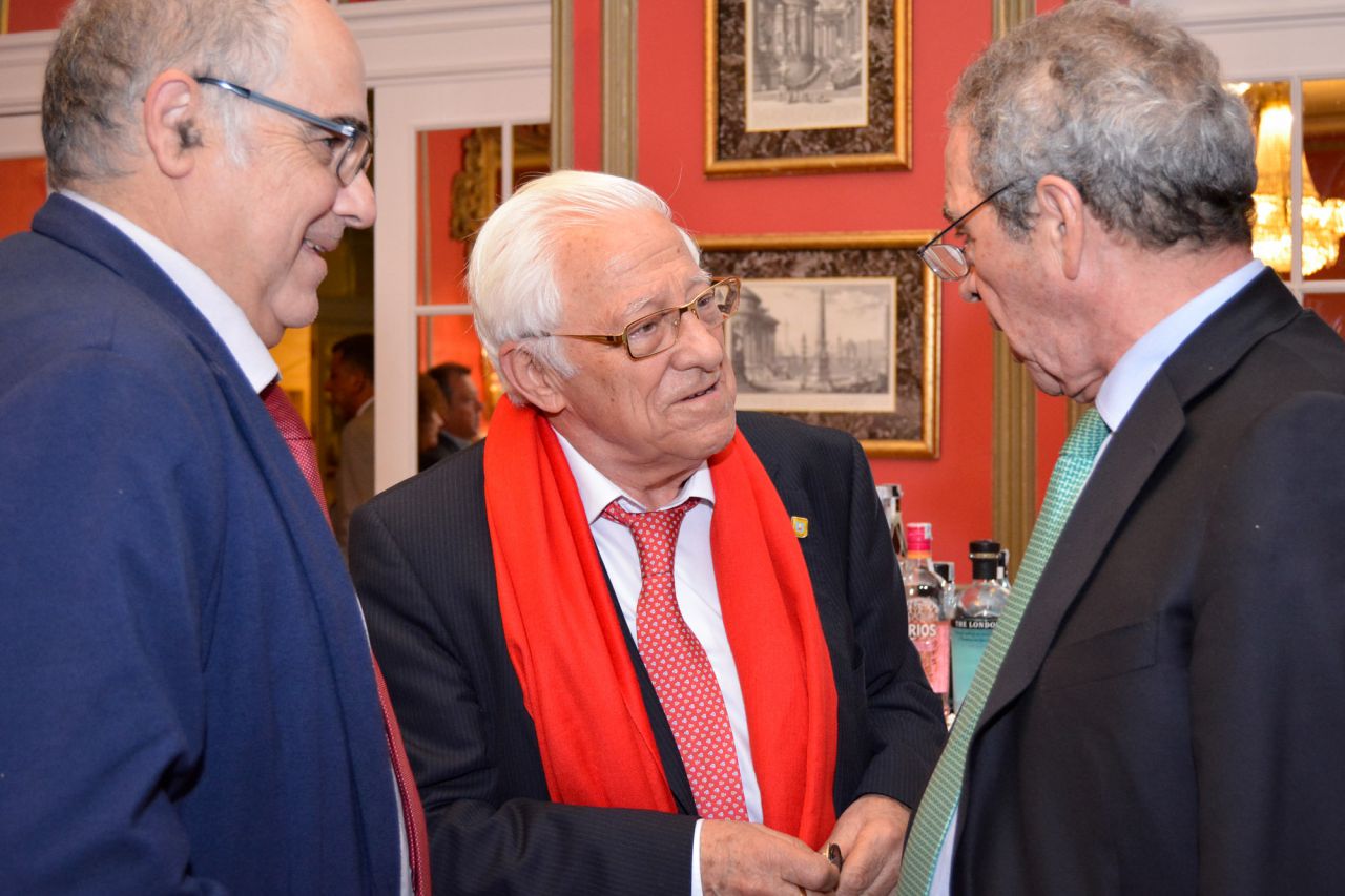 El Padre Ángel,  fundador y presidente de la ONG Mensajeros de la Paz, saludando al Presidente de Telefónica, César Alierta.