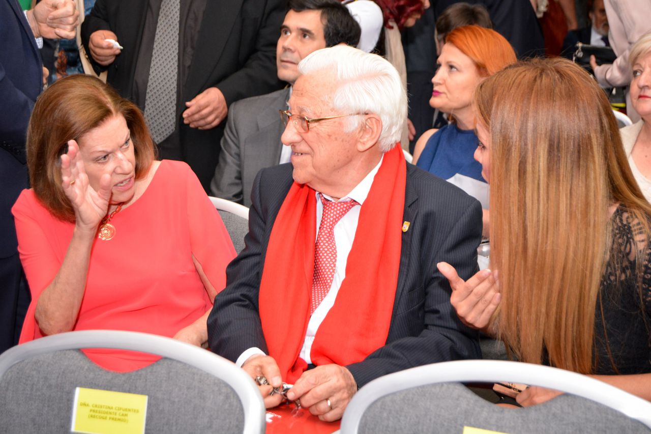 El Padre Ángel,  fundador y presidente de la ONG Mensajeros de la Pa, charlando con Natalia Figueroa, la mujer de el cantante Raphael.