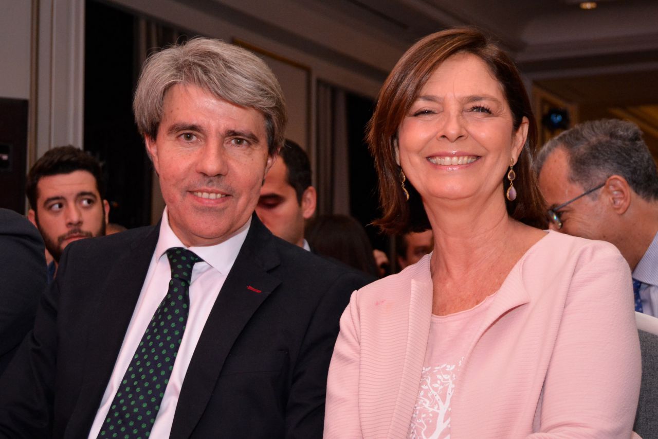 Paloma Adrados, presidenta de la Asamblea de Madrid, junto con Ángel Garrido, consejero de presidencia.