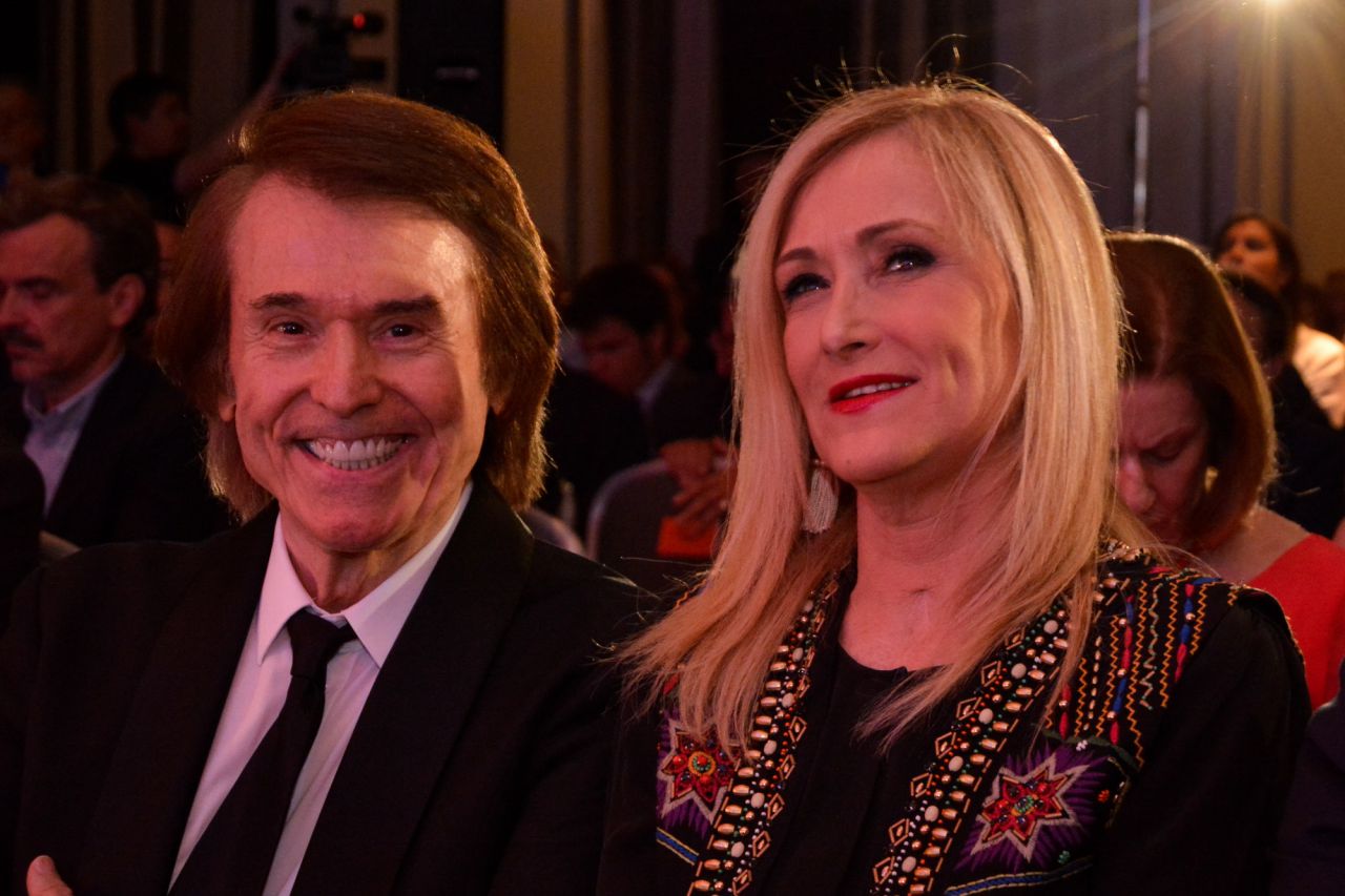 Cristina Cifuentes, presidenta de la Comunidad de Madrid, y el cantante Raphael.