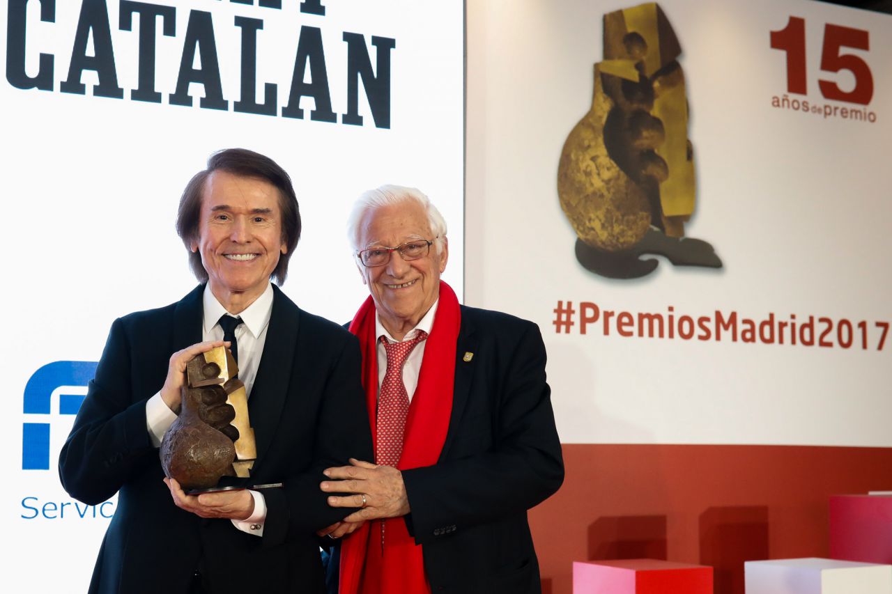 Premio Toda una Vida al cantante Raphael., que recibió de manos del padre Ángel. 