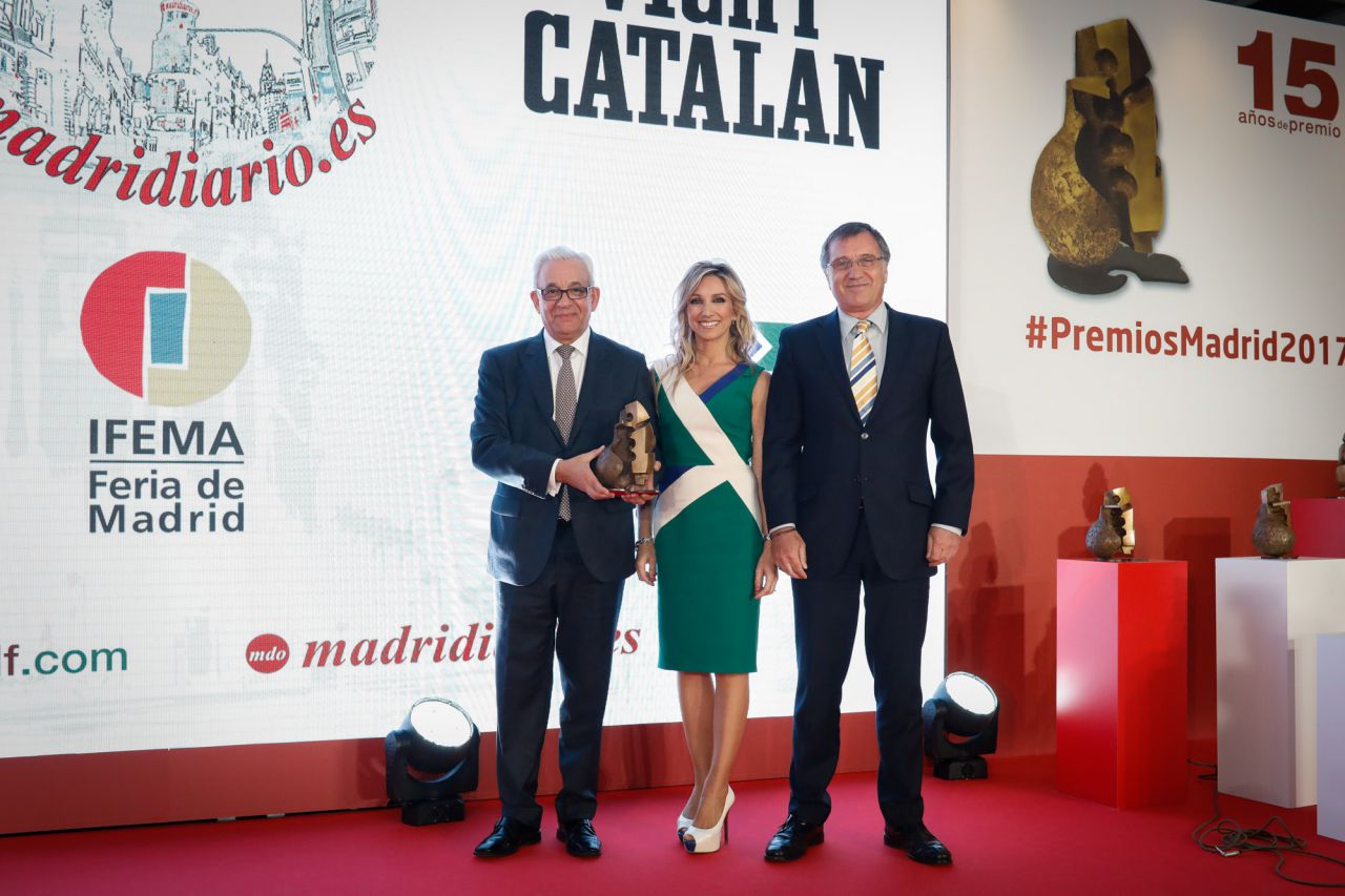 El consejero de Sanidad, Jesús Sánchez Martos, ha recogido el premio a la Humanización de la Sanidad de manos de Alberto Pozas, director de Interviú, y Marta Jaumandreu, presentadora del Informativo Territorial Madrid de TVE, ambos miembros del jurado.