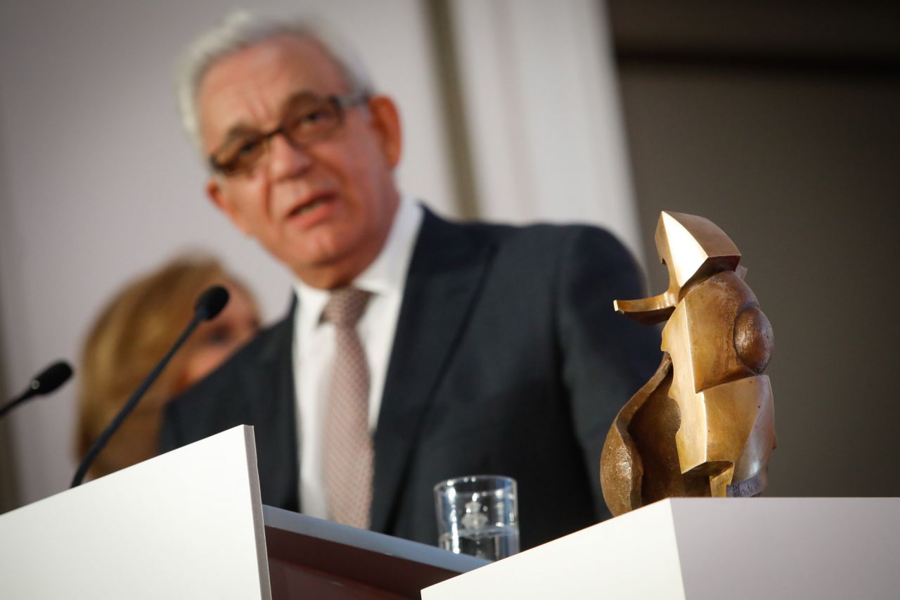 El consejero de Sanidad, Jesús Sánchez Martos, ha recogido el premio a la Humanización de la Sanidad.
