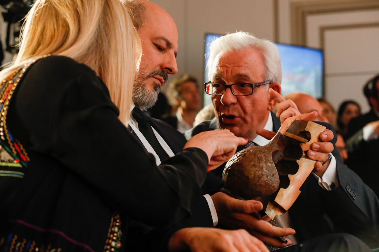 El consejero de Sanidad, Jesús Sánchez Martos, ha recogido el premio a la Humanización de la Sanidad.