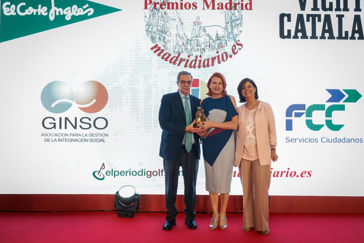 Premio Dinamiza Madrid al espacio Fundación Telefónica. Lo ha recogido César Alierta.