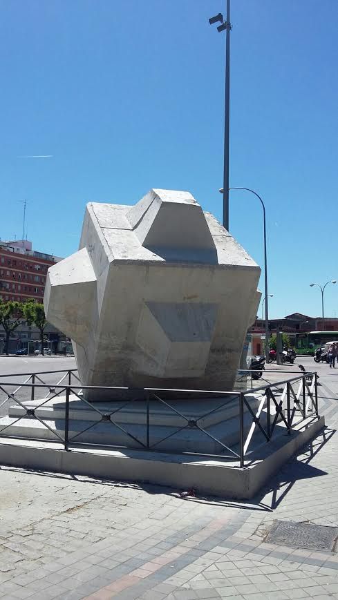 Una pieza de hormigón para diques denominada Cubipod (de OHL) que se ubica en la plaza de Legazpi.