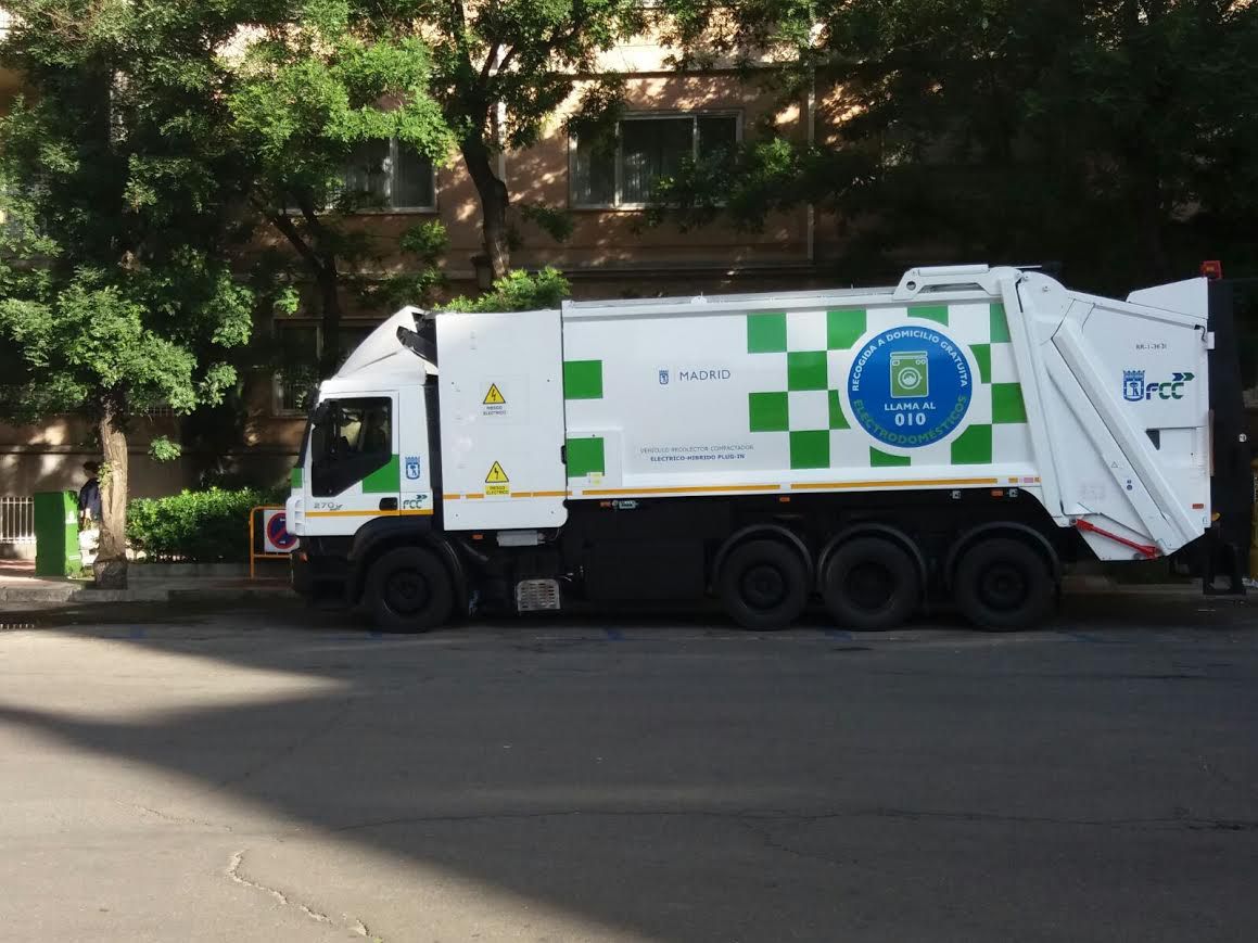 Una dynamicadora de gestión de residuos (de FCC Medio Ambiente) en la glorieta de Rubén Darío