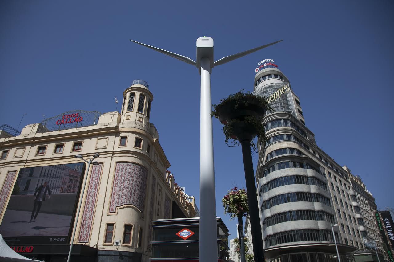 Un aerogenerador (de Iberdrola) en la Plaza de Callao