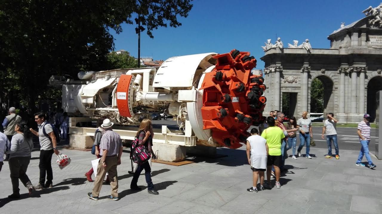 Un topo de perforación (de ACCIONA) junto a la Puerta de Alcalá