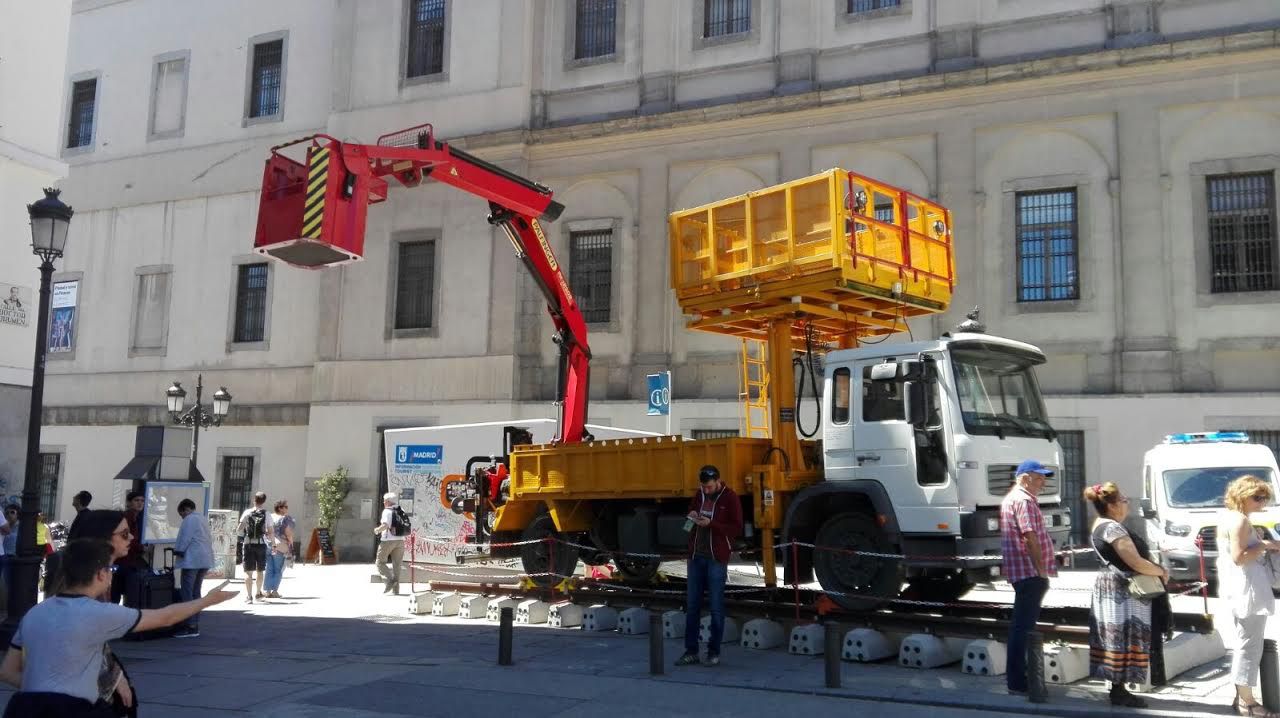 Un ferrocamión (de Isolux) en la plaza del Museo Reina Sofía