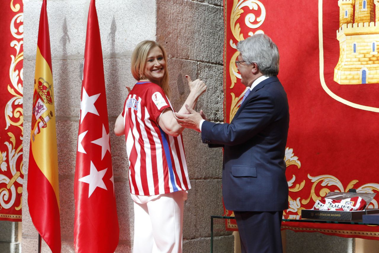 A Cifuentes e han regalado la camiseta del equipo.