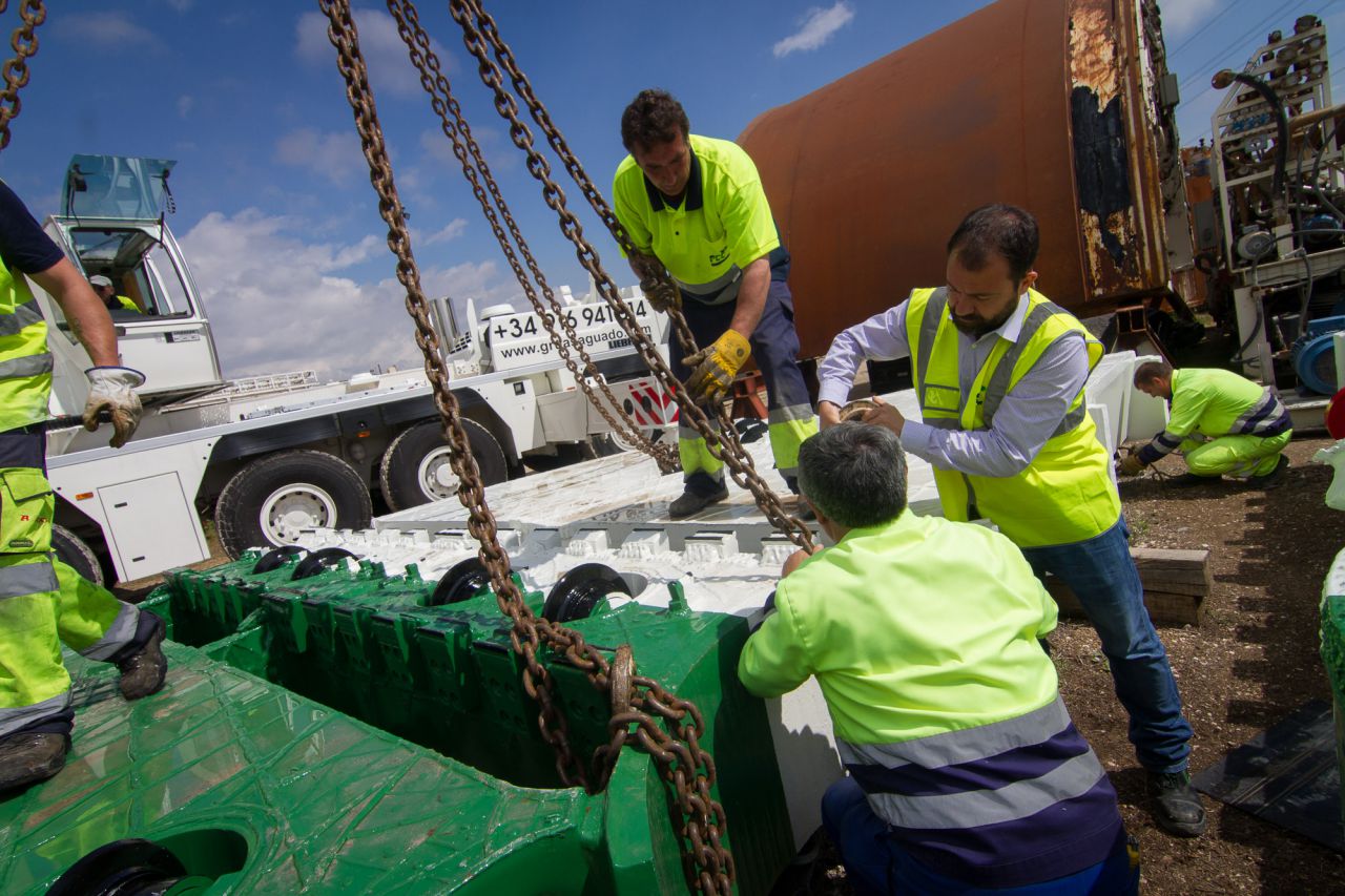 Los operarios aseguran con cadenas y cables de seguridad una de las partes de la cabeza de la tuneladora.