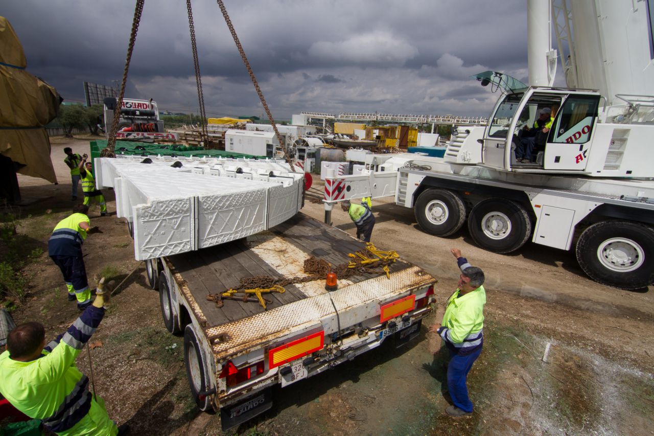 Maniobra de posado de una de las partes de la tuneladora en el tráiler.