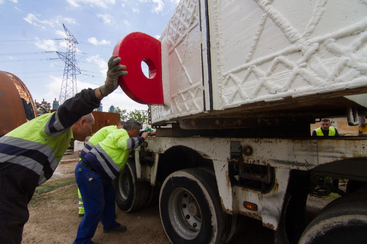 Posado en el tráiler de transporte.