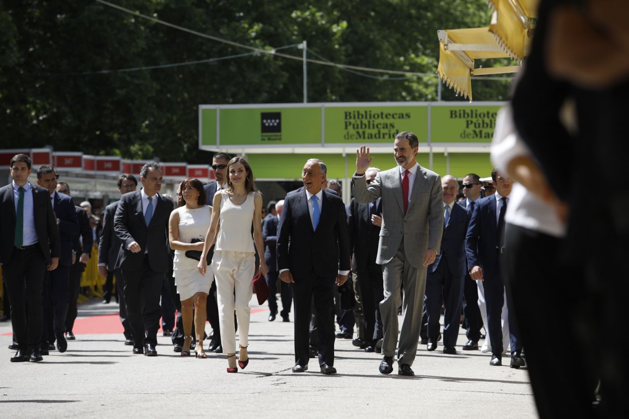 Sus Majestades los Reyes de España, don Felipe y doña Letizia, junto con el presidente portugués, Marcelo Rebelo de Sousa, han inaugurado la 76 edición de la Feria del Libro de Madrid en el parque de El Retiro.
