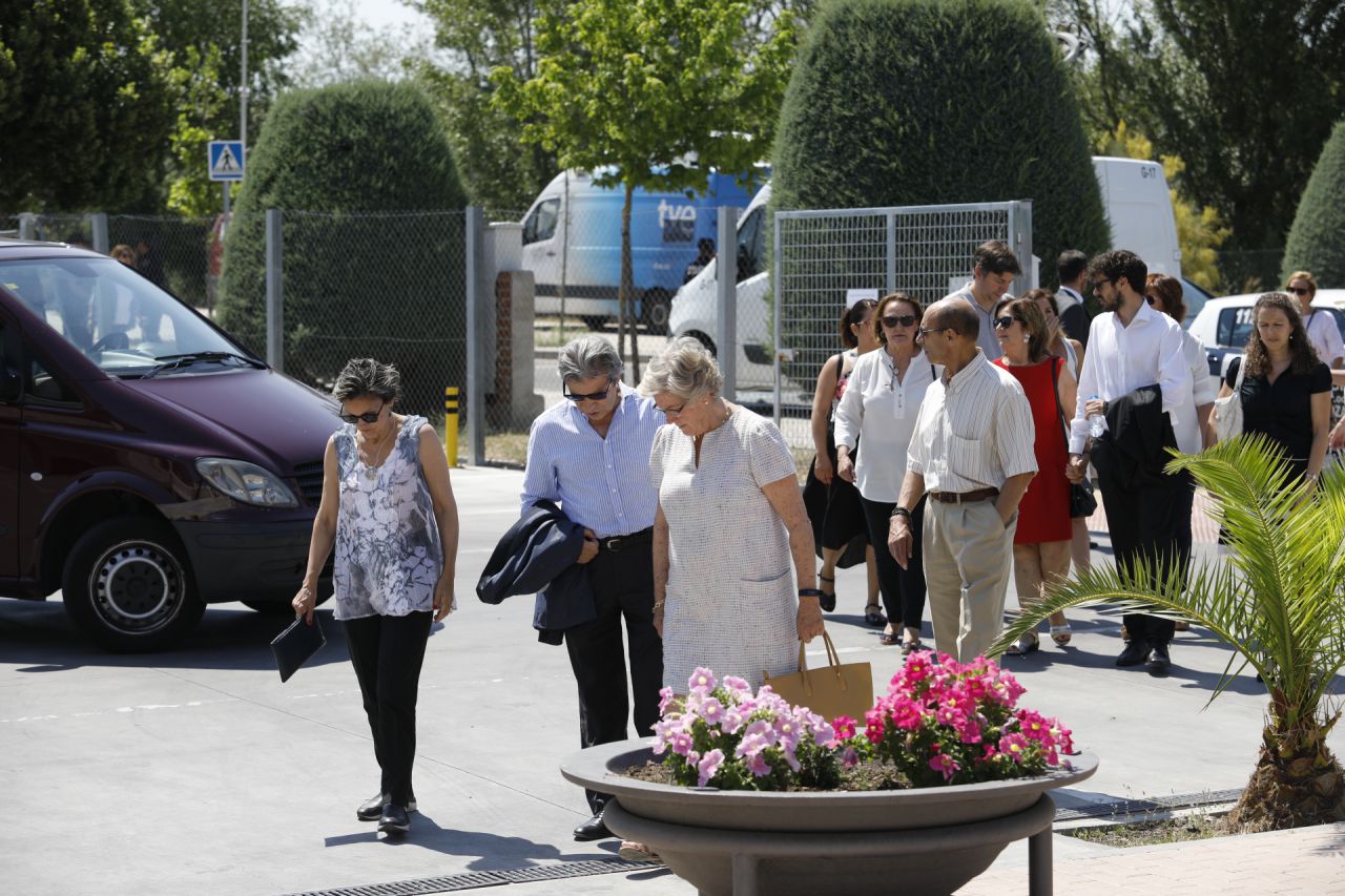 Familiares y amigos de Ignacio Echeverría entran a la iglesia del Corpus Christi de Las Rozas.