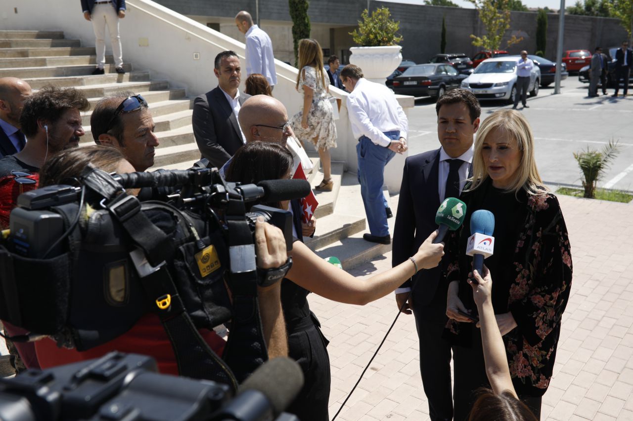 La presidenta de la Comunidad de Madrid atiende a los medios antes de entrar a la iglesia.