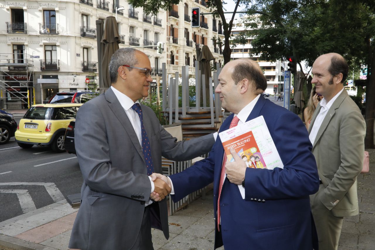 Constantino Mediavilla recibe a los ponentes de las jornadas.
