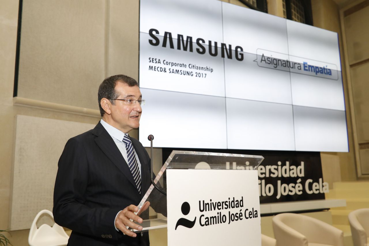 Ponencia 'Tecnología y bullying' del director de comunicación de Samsung, Francisco Hortigüela.