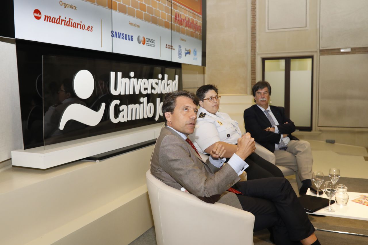 Celso Arango, jefe de psiquiatría del Hospital Gregorio Marañón,  Isidora Cortés, subinspectora y coordinadora nacional adjunta del Plan Director de Participación Ciudadana. y Javier Urra, presidente de la Comisión Rectora del programa Recurra-Ginso