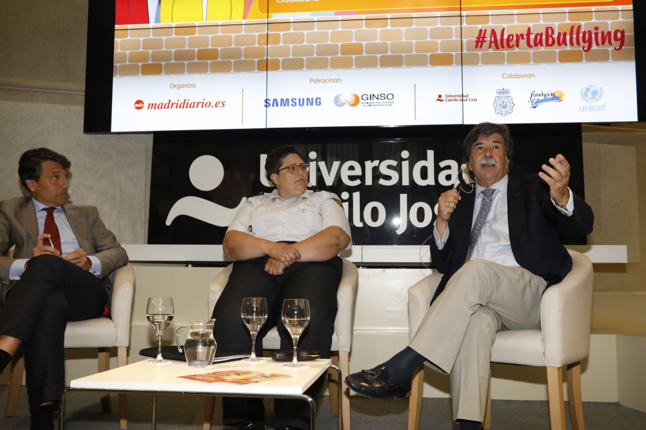 Celso Arango, jefe de psiquiatría del Hospital Gregorio Marañón,  Isidora Cortés, subinspectora y coordinadora nacional adjunta del Plan Director de Participación Ciudadana. y Javier Urra, presidente de la Comisión Rectora del programa Recurra-Ginso