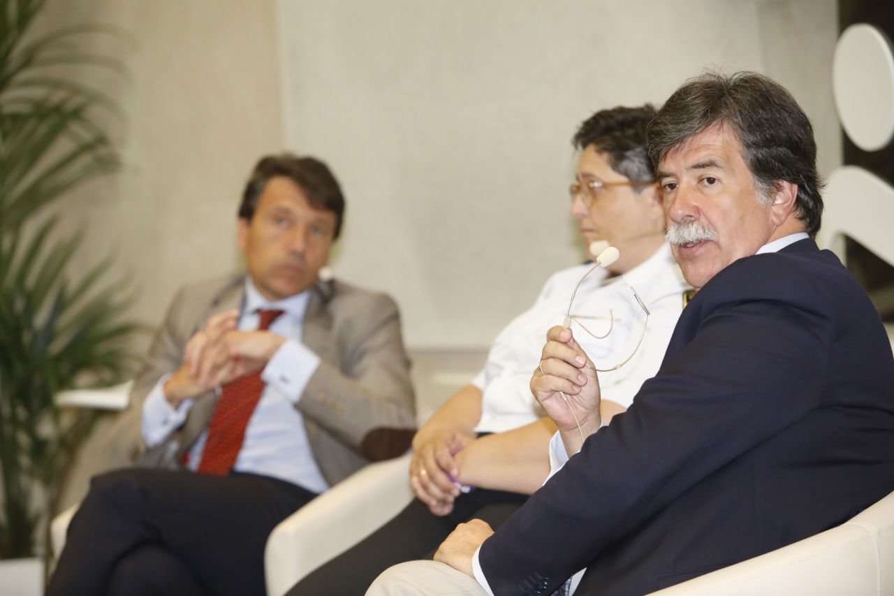 Celso Arango, jefe de psiquiatría del Hospital Gregorio Marañón,  Isidora Cortés, subinspectora y coordinadora nacional adjunta del Plan Director de Participación Ciudadana. y Javier Urra, presidente de la Comisión Rectora del programa Recurra-Ginso