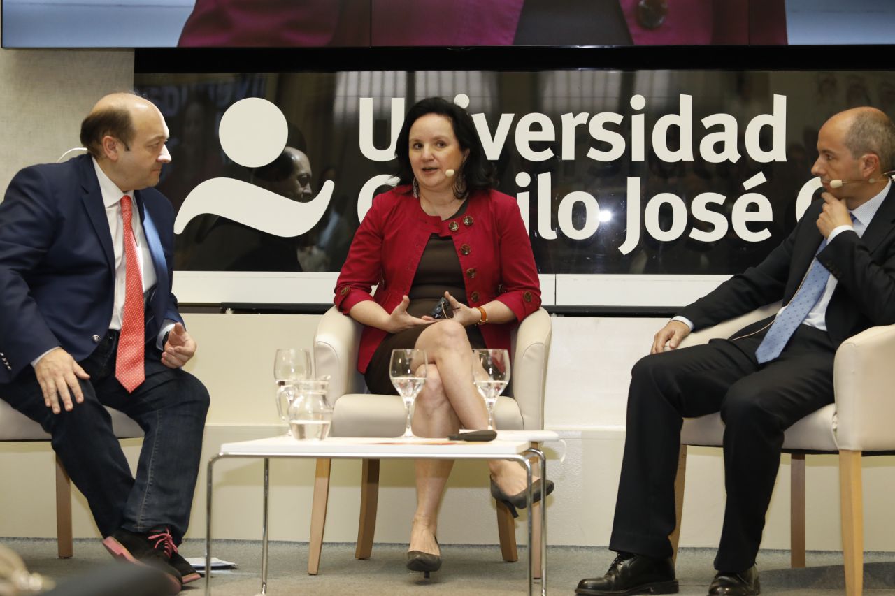 Constantino Mediavilla, presidente-editor de Madidiario modera la mesa con Concepción Rodríguez, magistrada del Juzgado de Menores Número 1 de Madrid, Juan José nieto, director general de Educación de la Comunidad de Madrid y Miguel Ángel Pérez, decano de la Facultad de Educación de UCJC