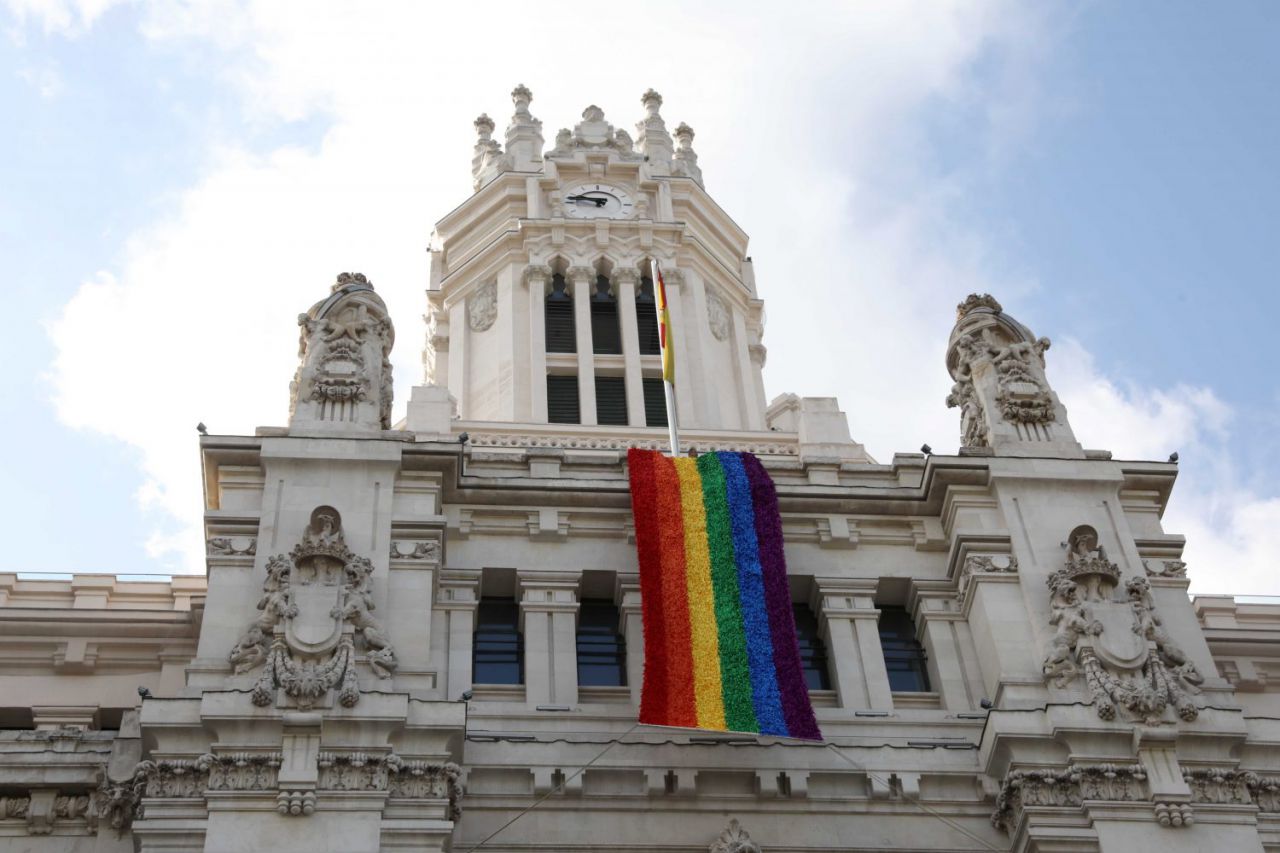 Despliegue de la bandera arcoíris sobre la fachada del Ayuntamiento.